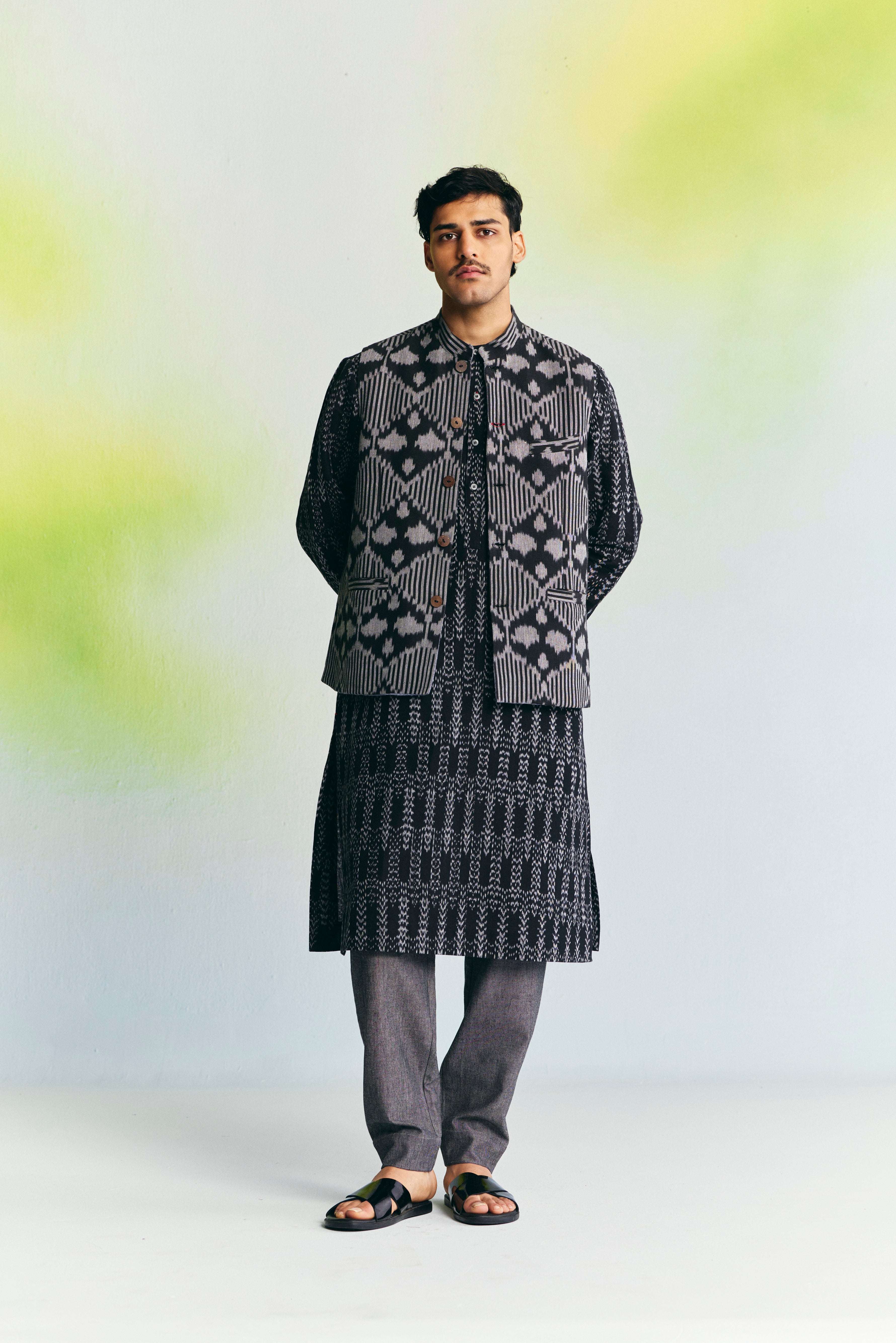 STATIC BAND-COLLAR WAIST COAT