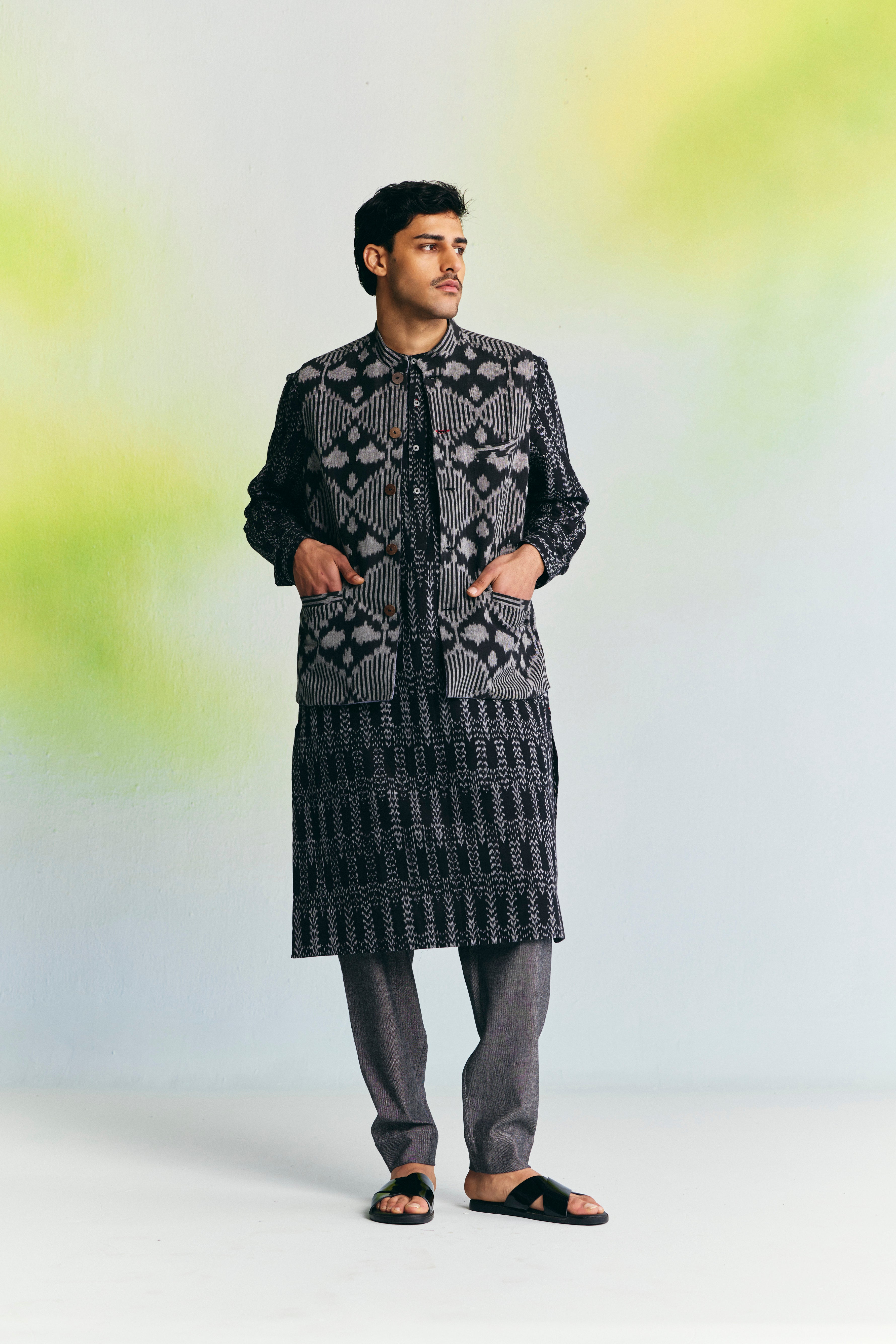 STATIC BAND-COLLAR WAIST COAT