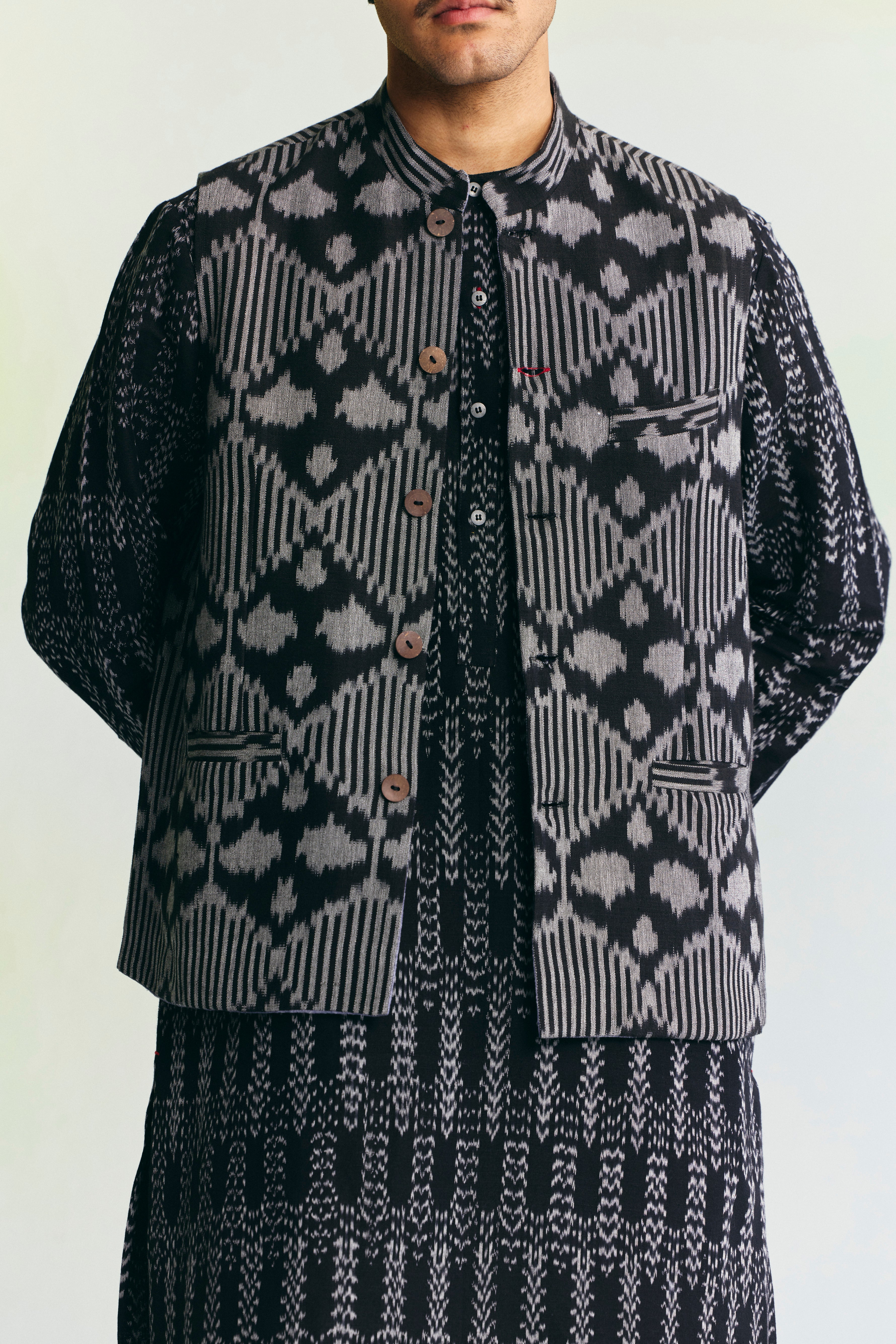 STATIC BAND-COLLAR WAIST COAT